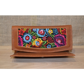 Portfel duży skórzany brązowy z kwiatowym kolorowym haftem .